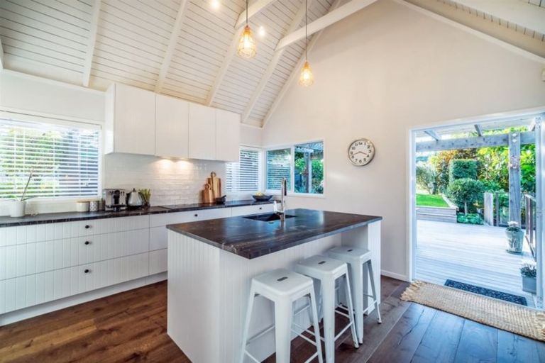 Photo of property in 27 Le Roy Terrace, Birkenhead, Auckland, 0626