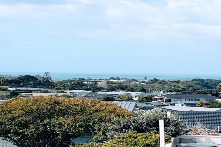 Photo of property in 61 Wade River Road, Stanmore Bay, Whangaparaoa, 0932