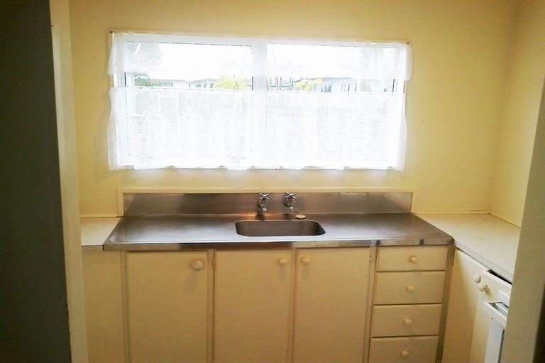 Photo of property in 2/2 Hatherley Place, Clendon Park, Auckland, 2103