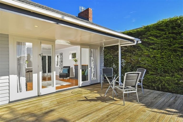 Photo of property in 2/284 East Coast Road, Forrest Hill, Auckland, 0620