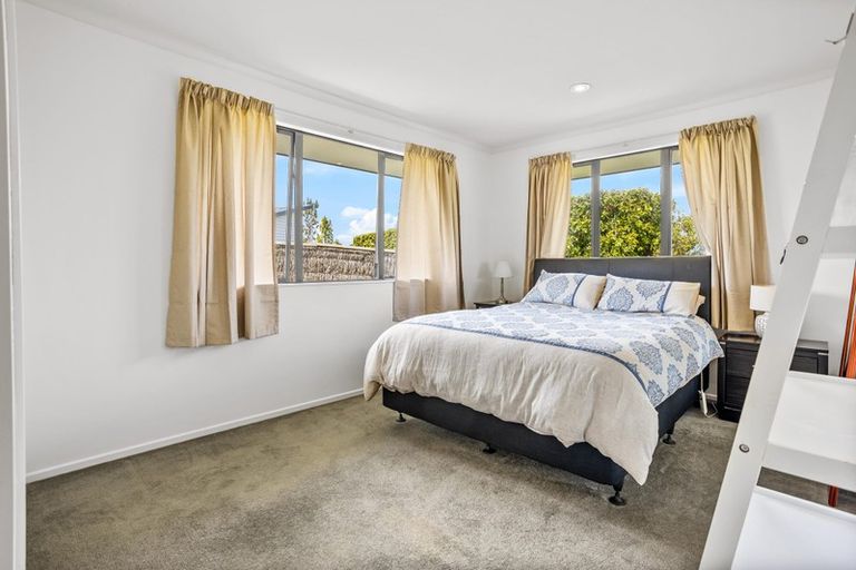 Photo of property in 34 Oakford Park Crescent, Greenhithe, Auckland, 0632