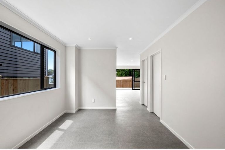 Photo of property in 10c Neilon Place, Northcross, Auckland, 0632