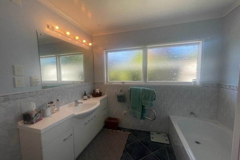 Photo of property in 7 Sanctuary Point, Sunnyhills, Auckland, 2010