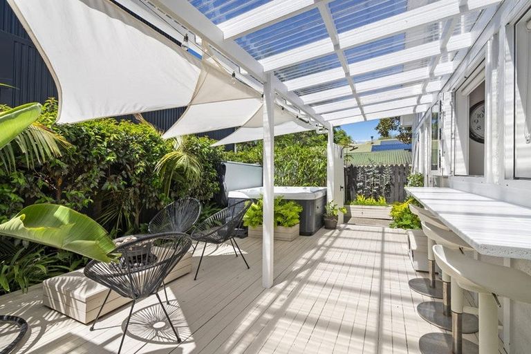 Photo of property in 17 Phoenix Avenue, Hokowhitu, Palmerston North, 4410