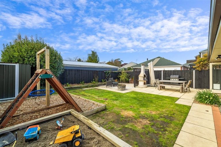 Photo of property in 6 Burrows Place, Ilam, Christchurch, 8041