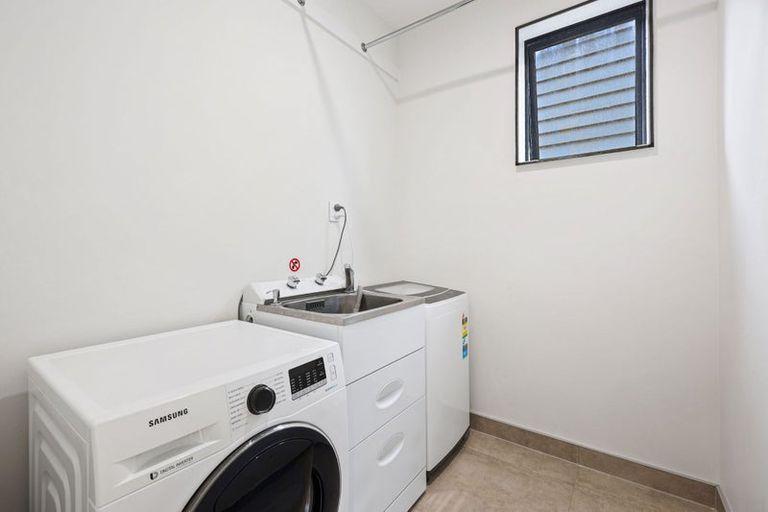 Photo of property in 9e Glenfern Road, Mellons Bay, Auckland, 2014