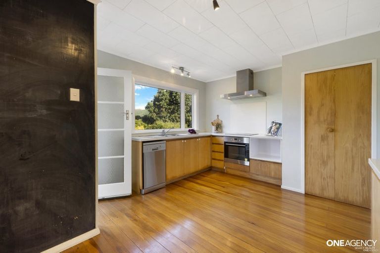 Photo of property in 9 Woodstock Terrace, Tawa, Wellington, 5028
