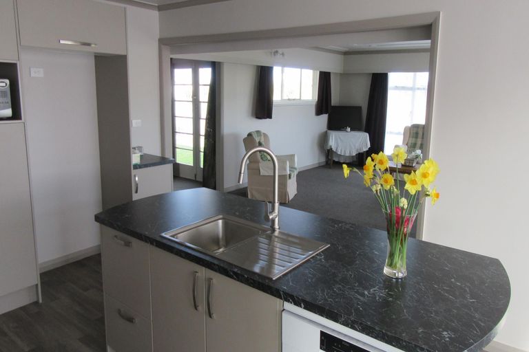 Photo of property in 30 Timaru Road, Waimate, 7924