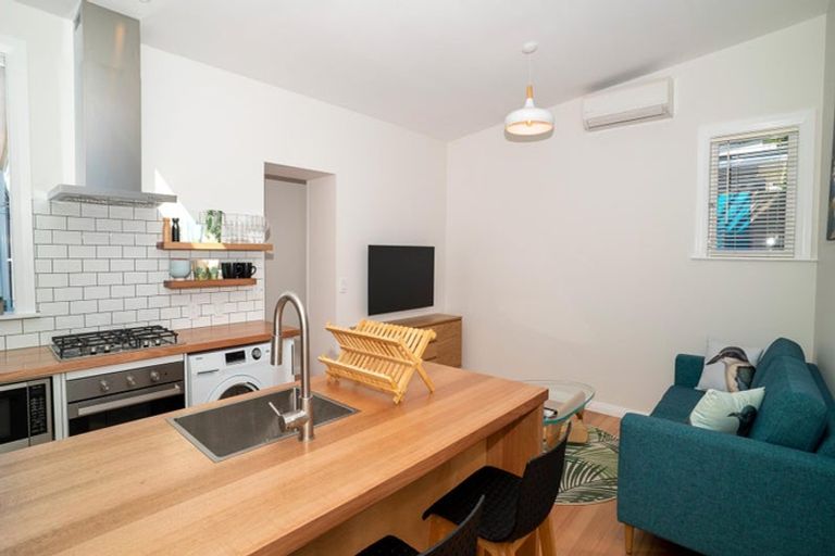 Photo of property in 197 Sutherland Road, Lyall Bay, Wellington, 6022