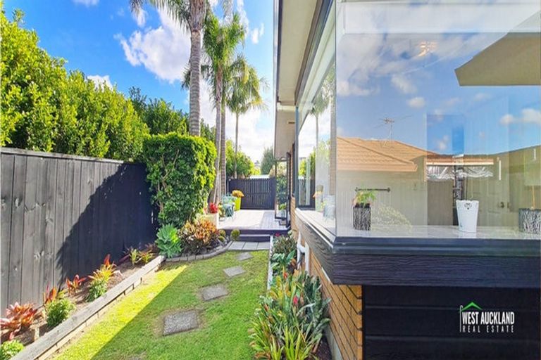 Photo of property in 19 Heversham Place, Glendene, Auckland, 0602