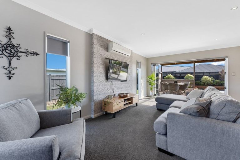 Photo of property in 12 Monaco Grove, Fitzherbert, Palmerston North, 4410