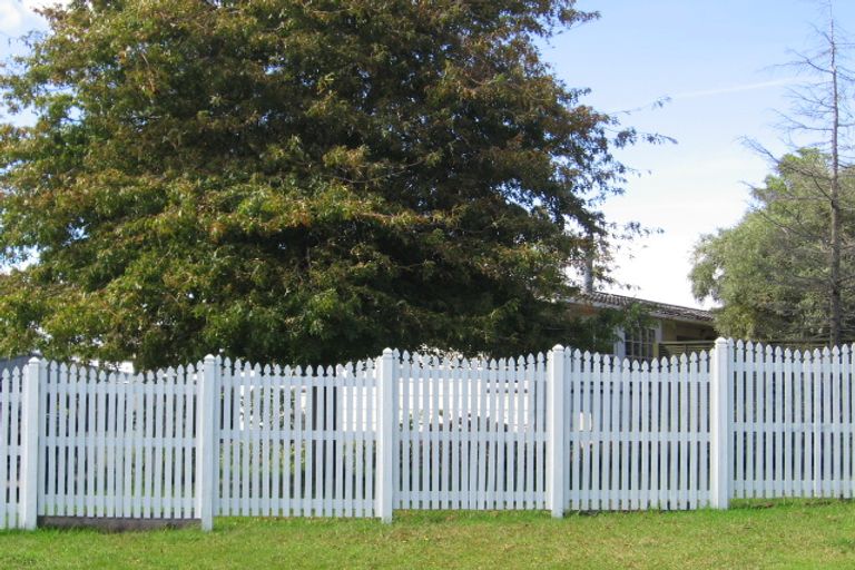 Photo of property in 13 Larissa Avenue, Henderson, Auckland, 0610