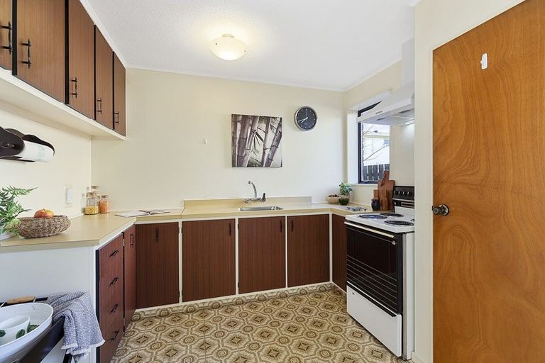 Photo of property in 5/4 Stewart Drive, Newlands, Wellington, 6037