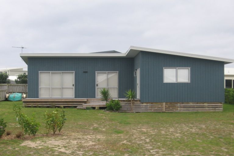 Photo of property in 102 Sands Crescent, Matarangi, Whitianga, 3592