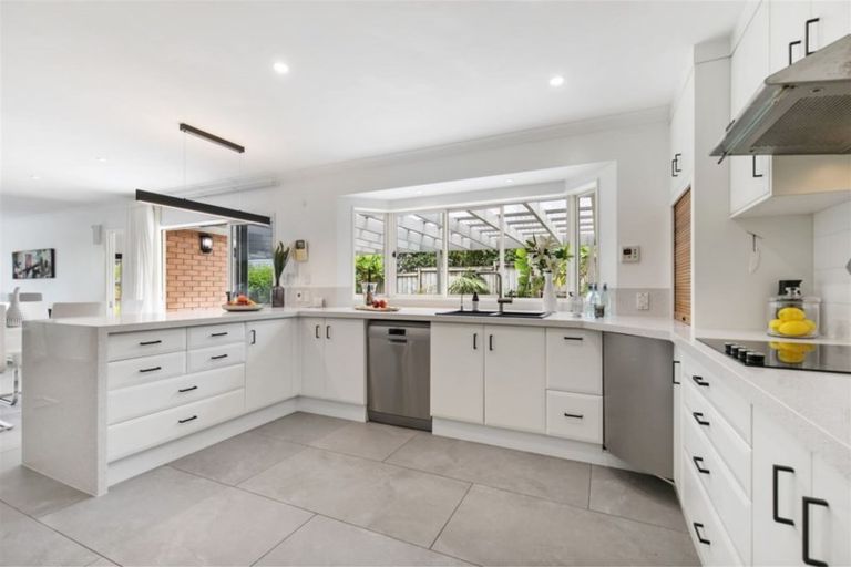 Photo of property in 6 Canonbie Place, East Tamaki Heights, Auckland, 2016