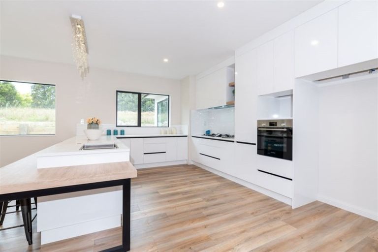 Photo of property in 19 Reserva Crescent, Kumeu, 0810