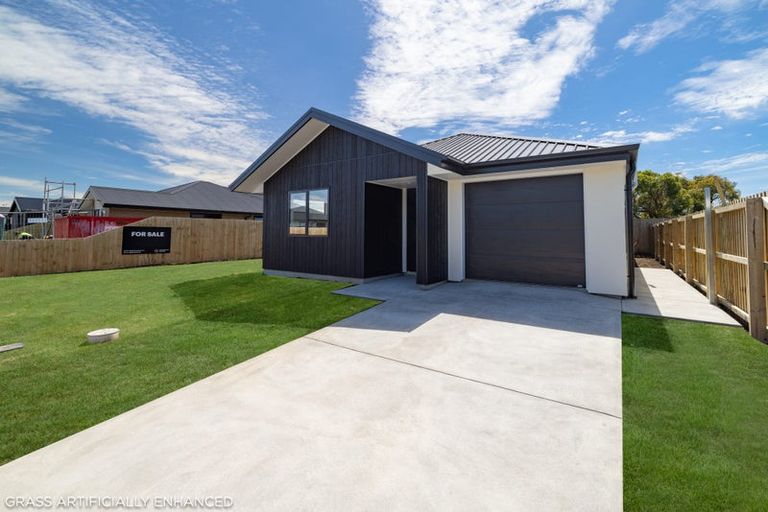 Photo of property in 12 Kura Lane, Aranui, Christchurch, 8061