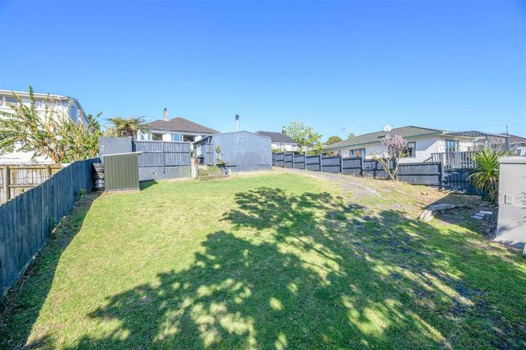 Photo of property in 4 Marie Crescent, Te Atatu South, Auckland, 0610