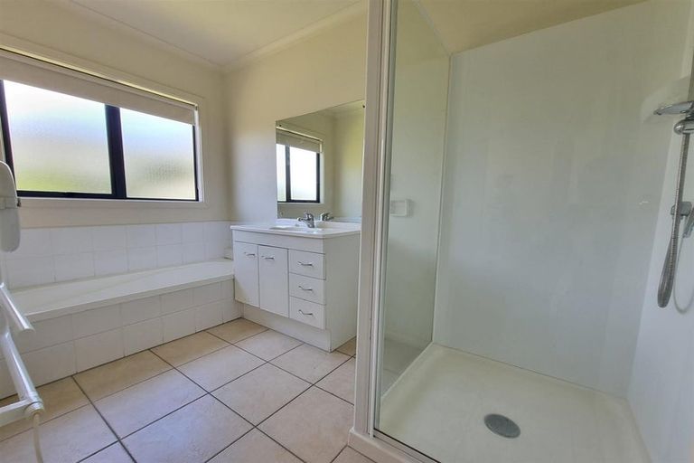 Photo of property in 37 Heathglen Place, Bayview, Auckland, 0629