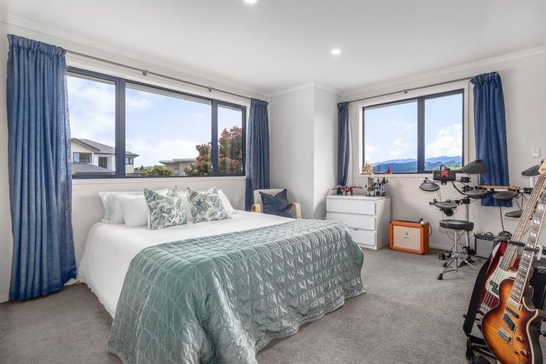 Photo of property in 17 Endeavour Drive, Whitby, Porirua, 5024