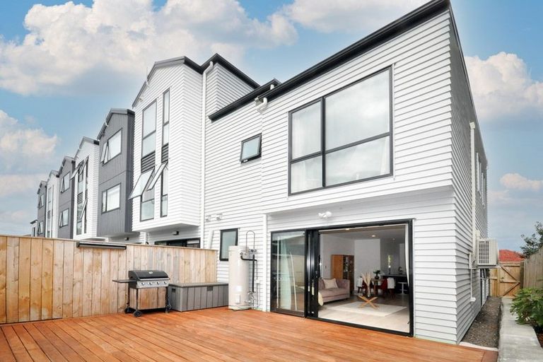 Photo of property in 5 Waru Lane, Te Atatu Peninsula, Auckland, 0610