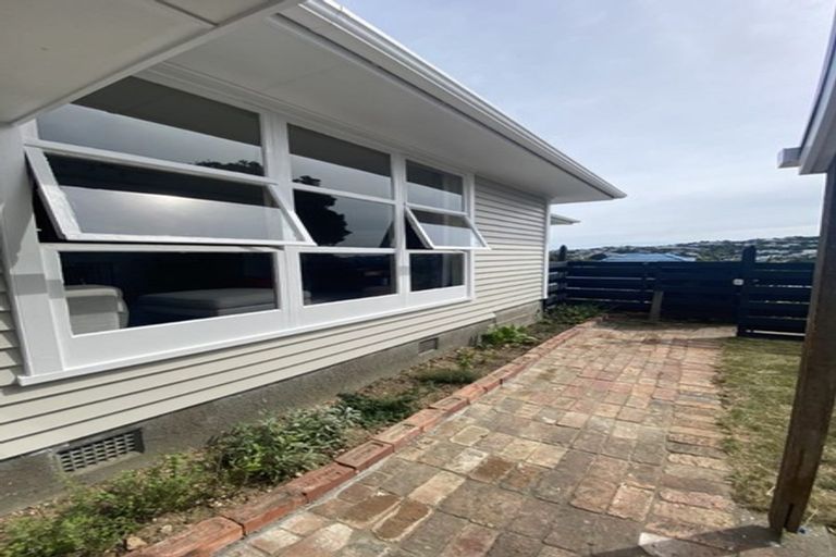 Photo of property in 26 Lyndfield Lane, Newlands, Wellington, 6037