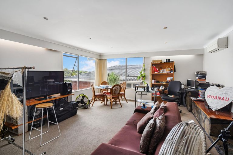 Photo of property in 75 Gossamer Drive, Pakuranga Heights, Auckland, 2010