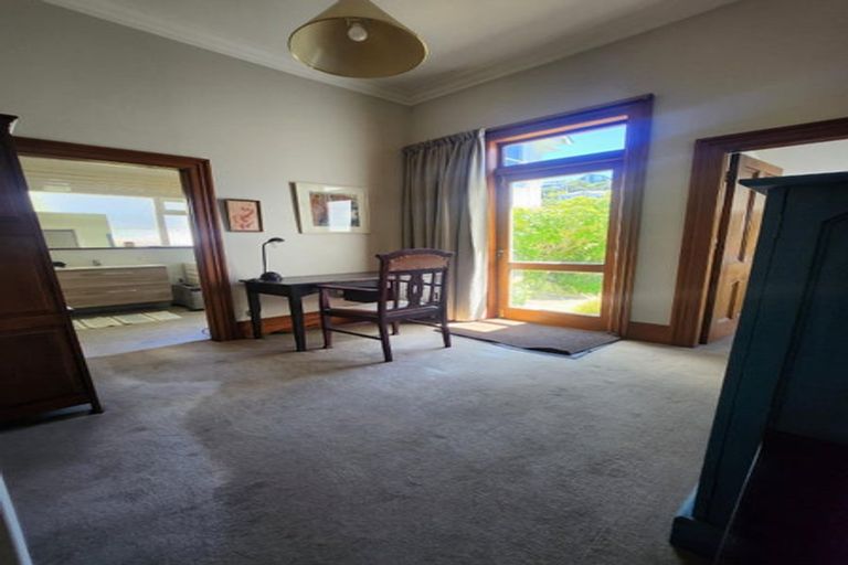 Photo of property in 28 Apuka Street, Brooklyn, Wellington, 6021