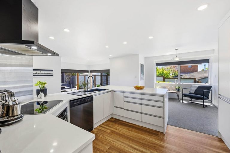 Photo of property in 5 Harford Place, Pakuranga Heights, Auckland, 2010