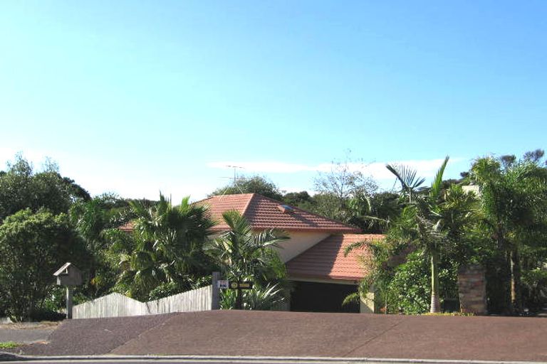 Photo of property in 26 Tyrico Close, Unsworth Heights, Auckland, 0632