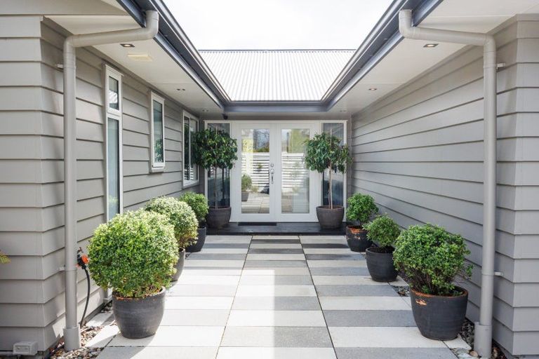 Photo of property in 28 Cashmere Drive, Fitzherbert, Palmerston North, 4410