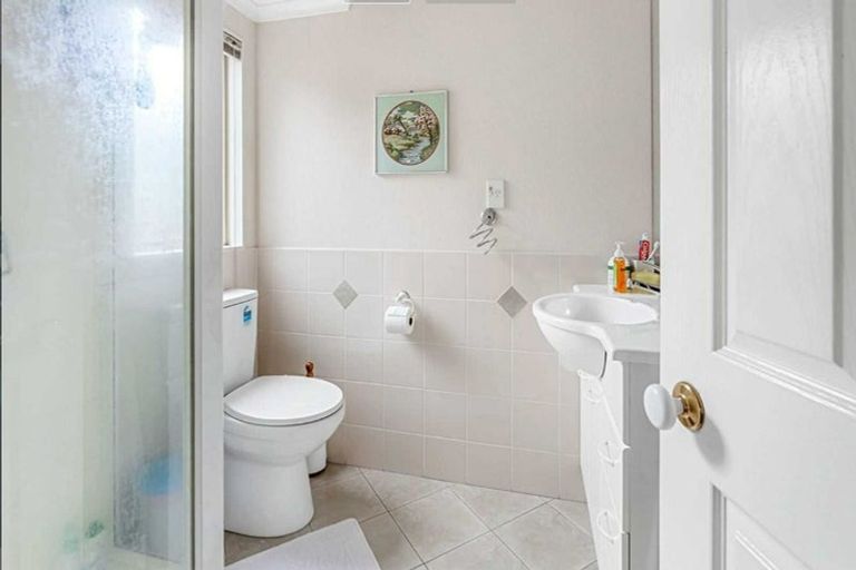 Photo of property in 8 Landvale Court, Browns Bay, Auckland, 0630