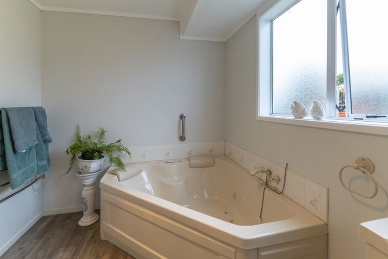 Photo of property in 74 Kennedy Drive, Levin, 5510