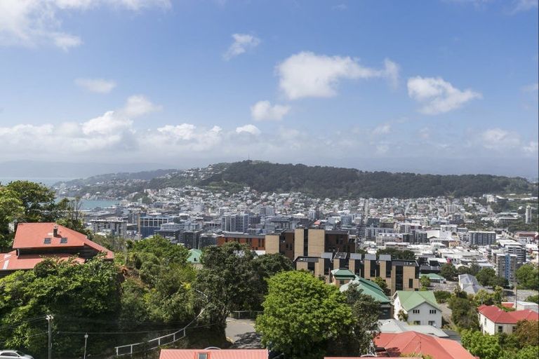 Photo of property in 112 Kelburn Parade, Kelburn, Wellington, 6012