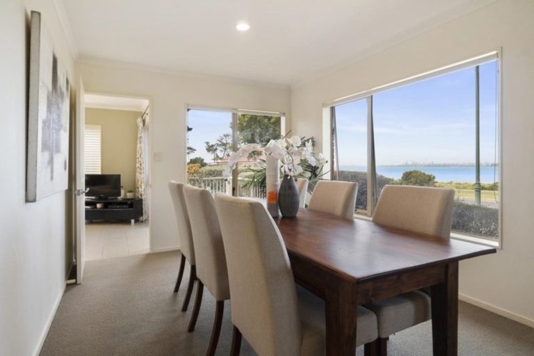 Photo of property in 14 Longbush Road, Te Atatu Peninsula, Auckland, 0610