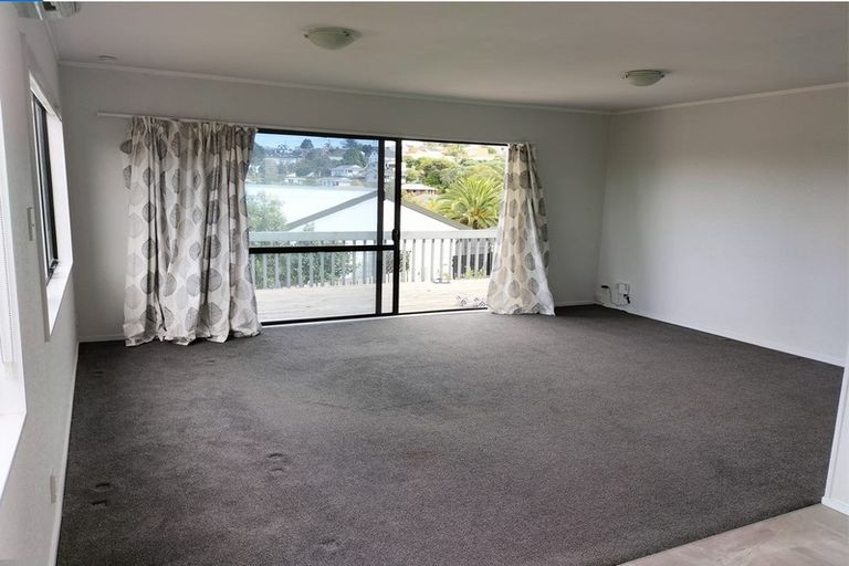 Photo of property in 1/84 Totaravale Drive, Totara Vale, Auckland, 0629