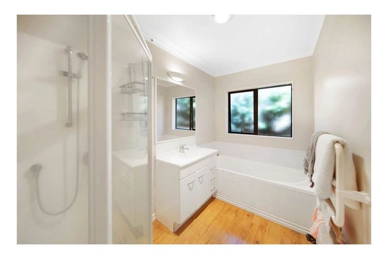 Photo of property in 28 Chieftain Rise, Goodwood Heights, Auckland, 2105