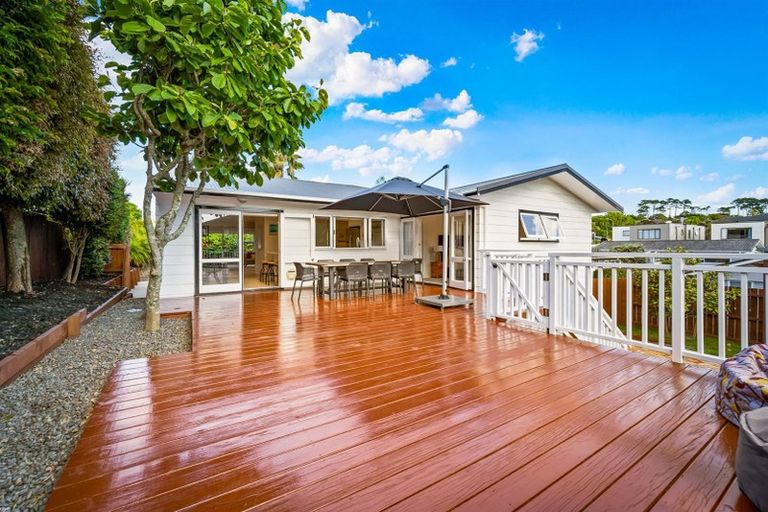 Photo of property in 70 Blakeborough Drive, Forrest Hill, Auckland, 0620