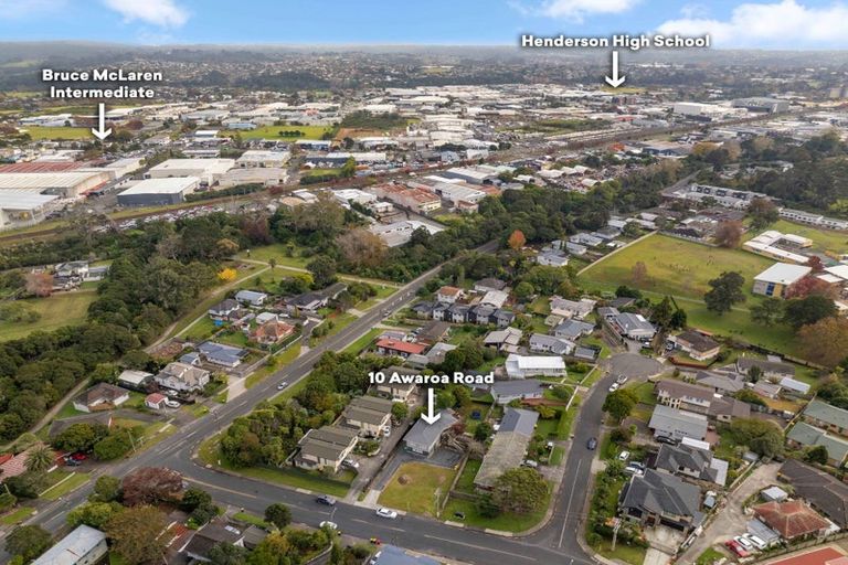 Photo of property in 10 Awaroa Road, Sunnyvale, Auckland, 0612