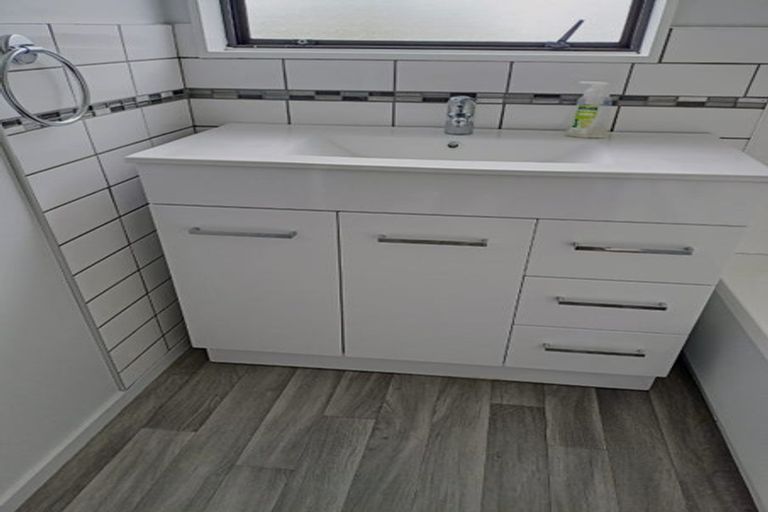 Photo of property in 64 Trias Road, Totara Vale, Auckland, 0629