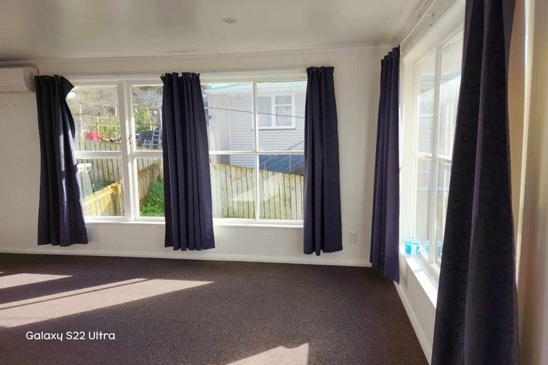 Photo of property in 22 Worcester Place, Cannons Creek, Porirua, 5024