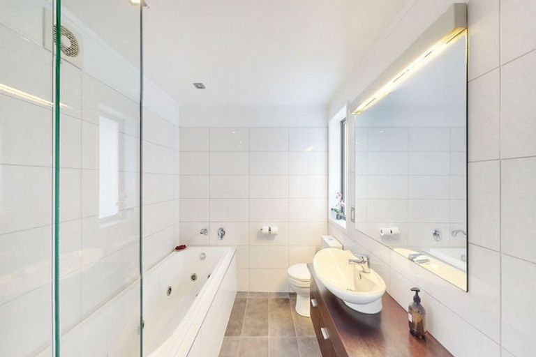 Photo of property in 11 Sovereign Point, Kaiwharawhara, Wellington, 6035