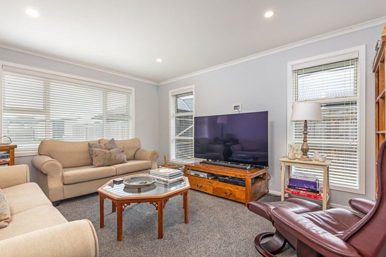 Photo of property in 96 Johnstone Drive, Fitzherbert, Palmerston North, 4410