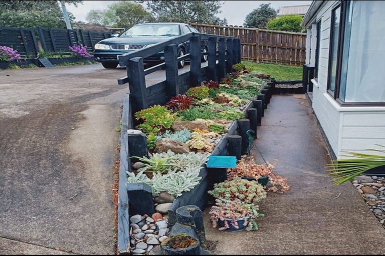 Photo of property in 64 Trias Road, Totara Vale, Auckland, 0629