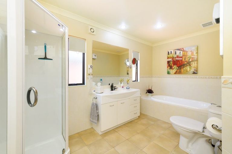 Photo of property in 11 La Lena Grove, Fitzherbert, Palmerston North, 4410
