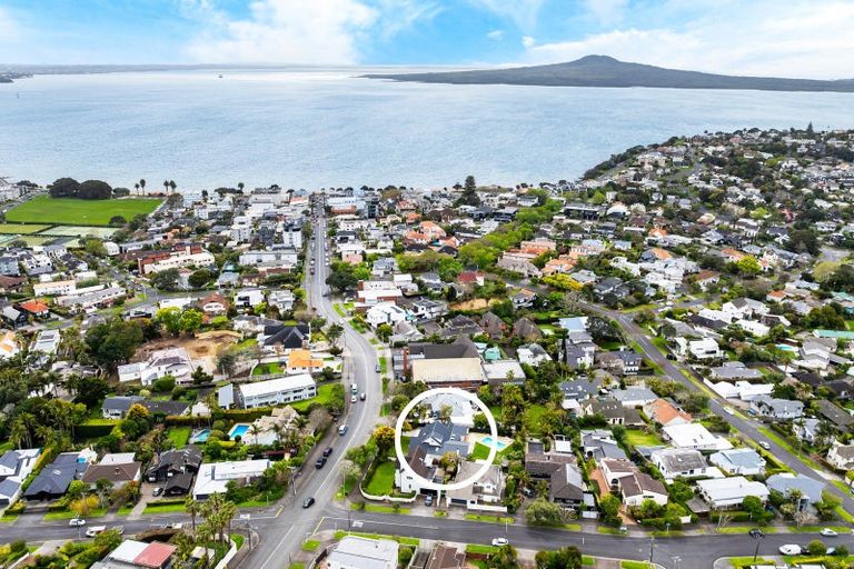 Photo of property in 106 St Heliers Road, Saint Heliers, Auckland, 1071