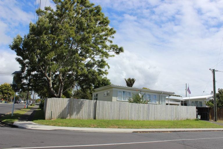 Photo of property in 1/2 Tiri Tiri Road, Birkdale, Auckland, 0626