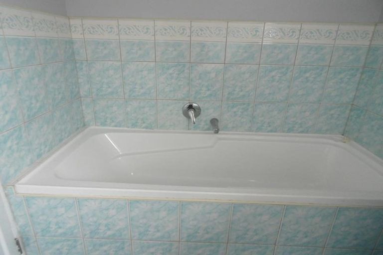 Photo of property in 72 Glenveagh Park Drive, Weymouth, Auckland, 2103