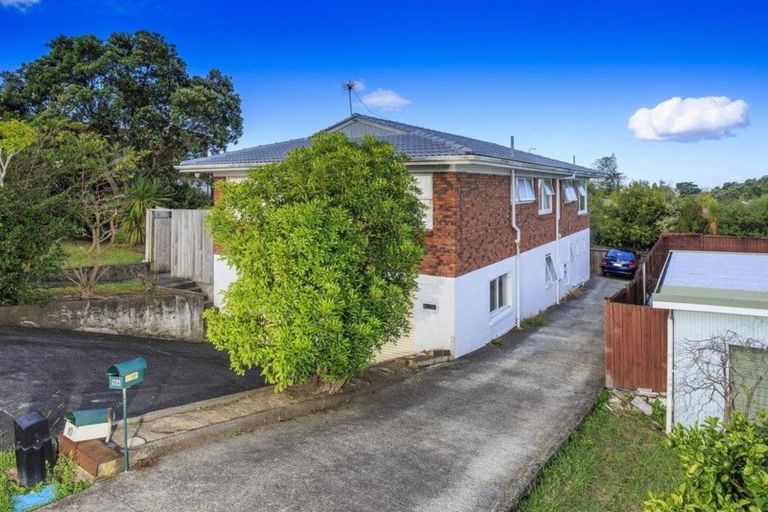 Photo of property in 10 Holdaway Avenue, Northcote, Auckland, 0627
