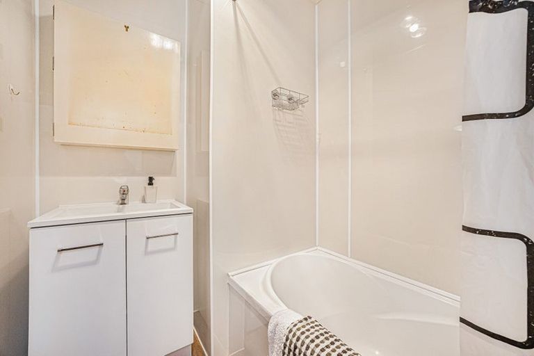 Photo of property in 28 Grassmere Road, Henderson Valley, Auckland, 0612